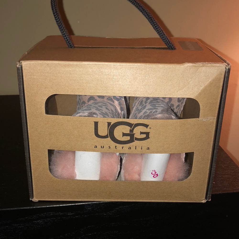 UGG I Cassie Leopard Booties - Picture 6 of 6